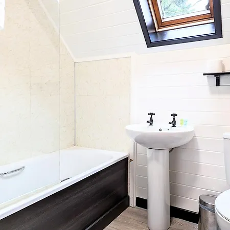 Lugh 9 - Hot Tub-Perth-Pets-Luxury-Hunting Tower Villa Exterior photo