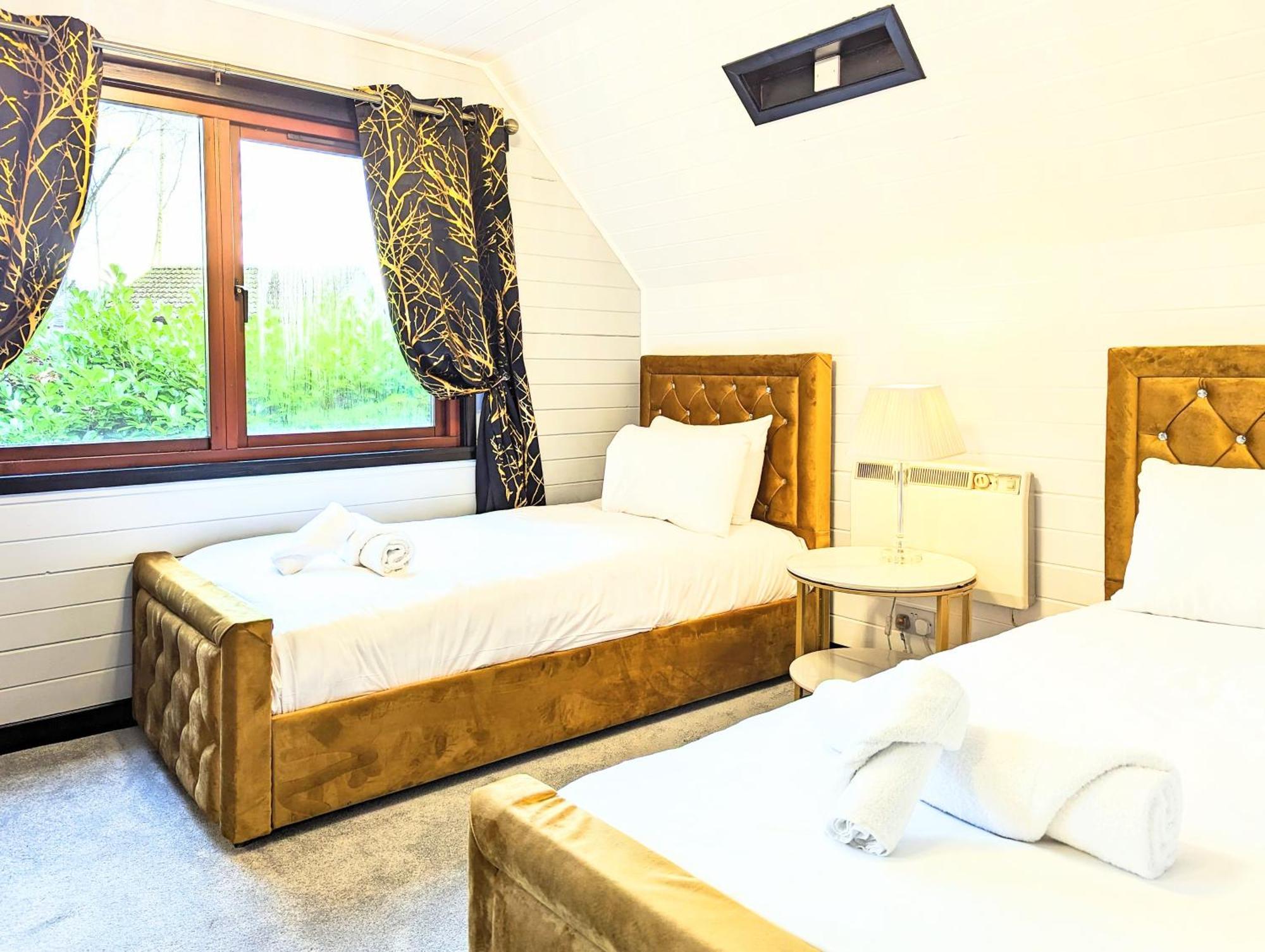 Chalet Lugh 9 - Hot Tub-perth-pets-luxury-hunting Tower Perth
