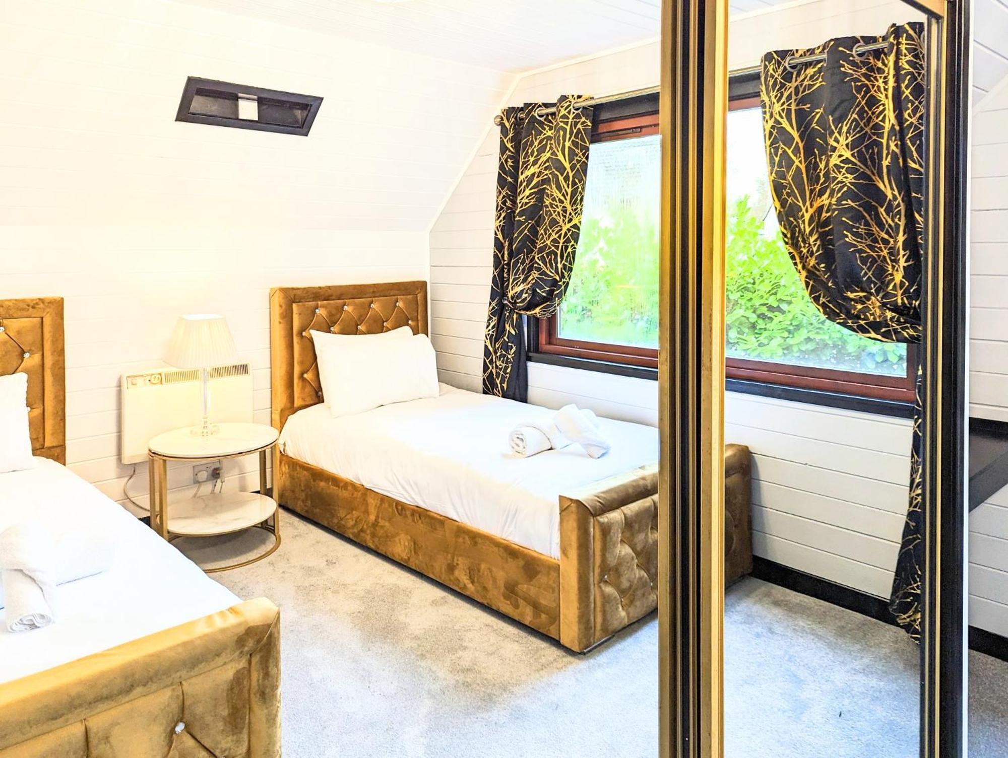 Lugh 9 - Hot Tub-perth-pets-luxury-hunting Tower Chalet *